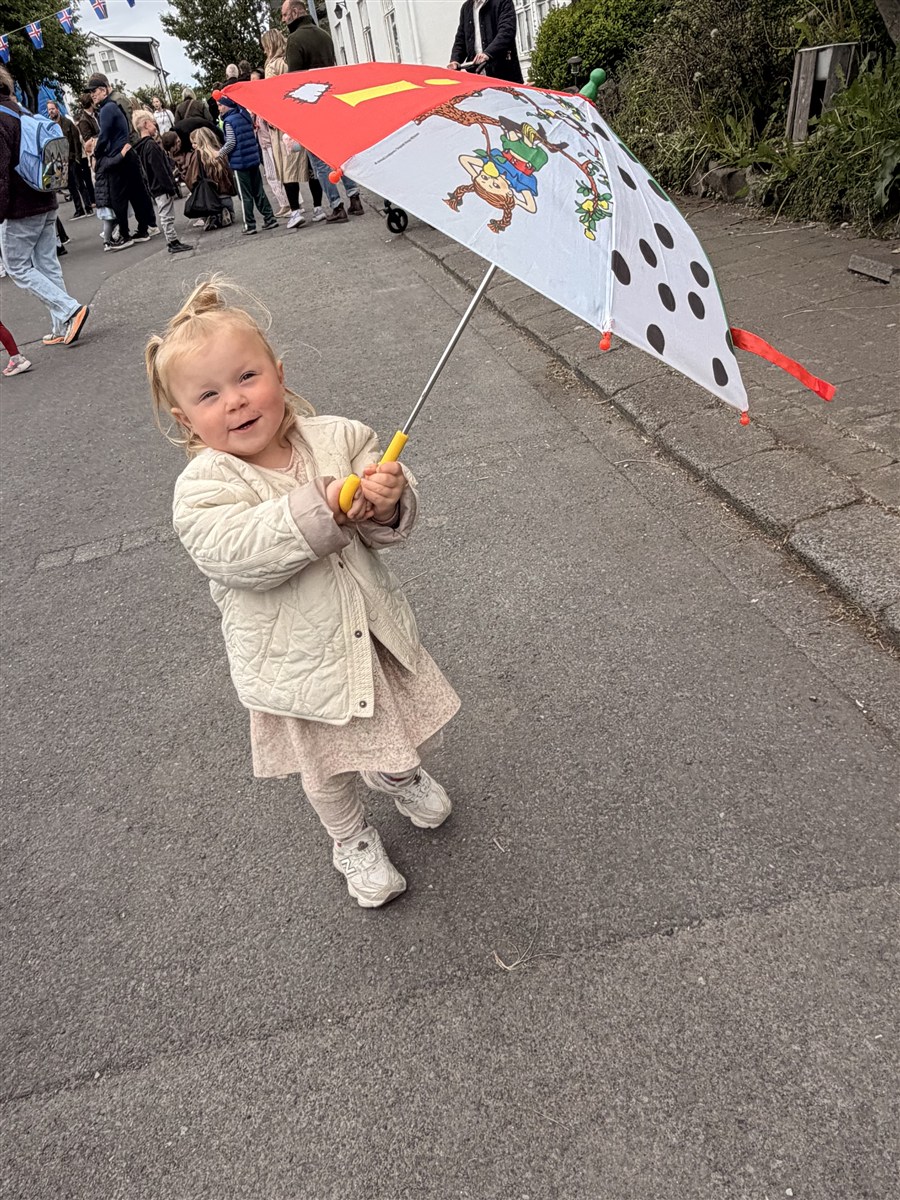 Ljósmynd af barni með regnhlíf